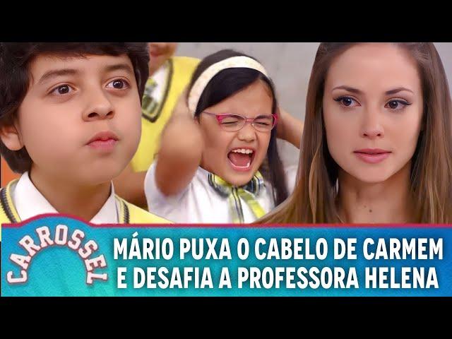 Mário puxa o cabelo de Carmem e desafia a professora Helena | Carrossel