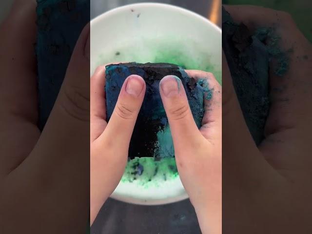 Green and blue dyed Gym Chalk #asmr #gymchalk #shorts #oddlysatisfying #satisfying
