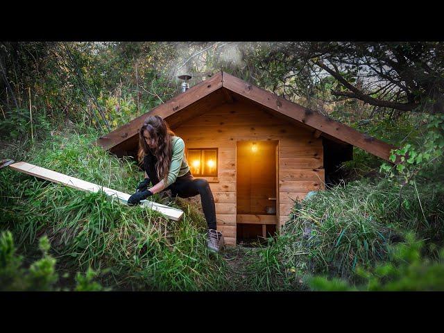 The girl survives in the cabin log. Solo overnight. ASMR