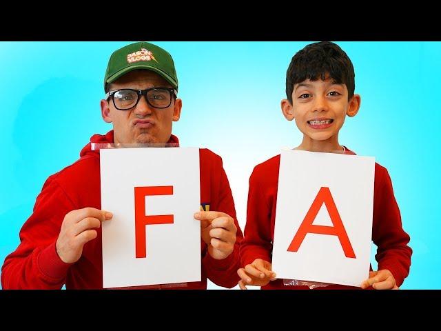 Jason y Alex aprendiendo las letras del alfabeto en la escuela