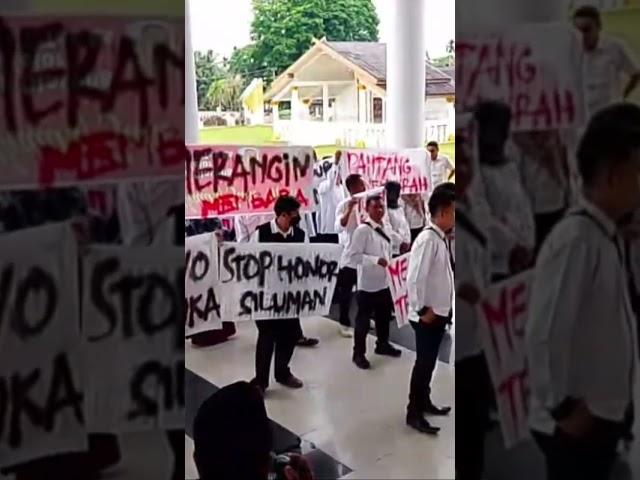 Kantor Bupati Merangin di demo ratusan guru Honorer R2 dan R3 hari ini 2025