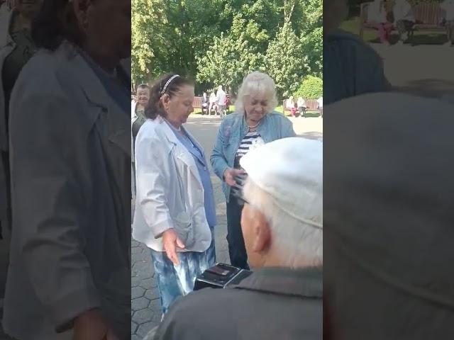Весёлые частушки в парке Гомеля.