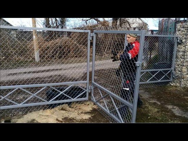 The swing gate consists of three parts.