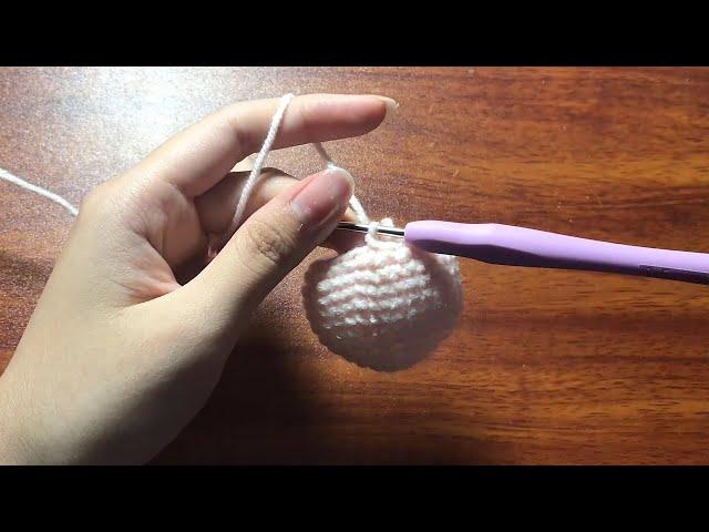 Make a lamp out of yarn to light up the bedroom