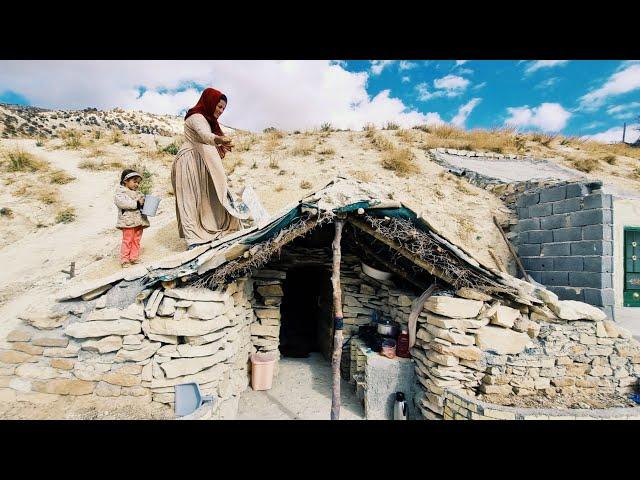 Straw and mud: repairing the roof of an old house with the skills of a nomadic lady