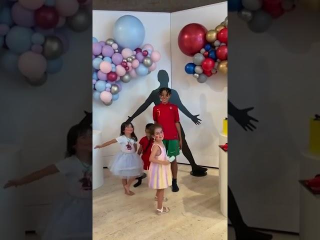 Ronaldo’s family hitting the SIUUUU 