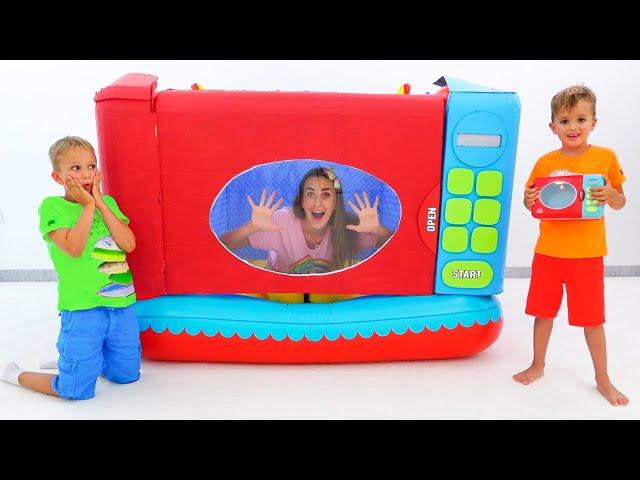 Vlad and Niki pretend play with toy microwave