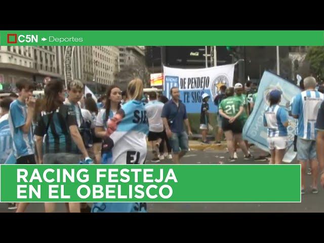 Una multitud de HINCHAS de RACING espera al PLANTEL en el OBELISCO