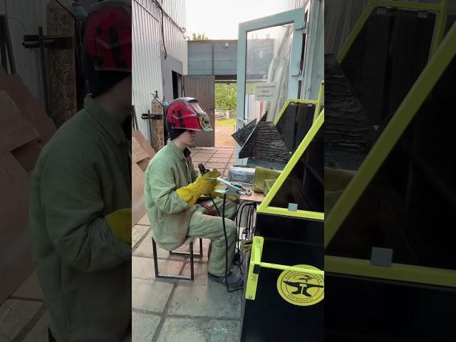 Варит студент сварщик аппаратом который нам подарил @WelderfromMoscow спасибо 
