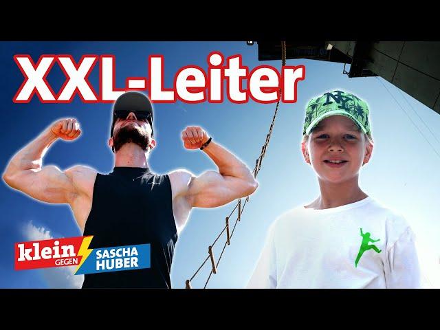 @SaschaHuber vs. Jonathan: Wer klettert schneller eine XXL-Leiter hoch? | Klein gegen Sascha Huber