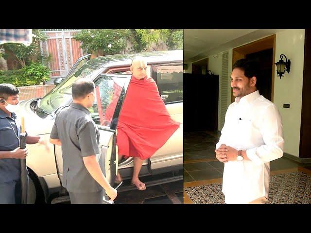 Tridandi Chinjiyar Swami Meets CM YS Jagan at His Residence Tadepalli | Distoday News