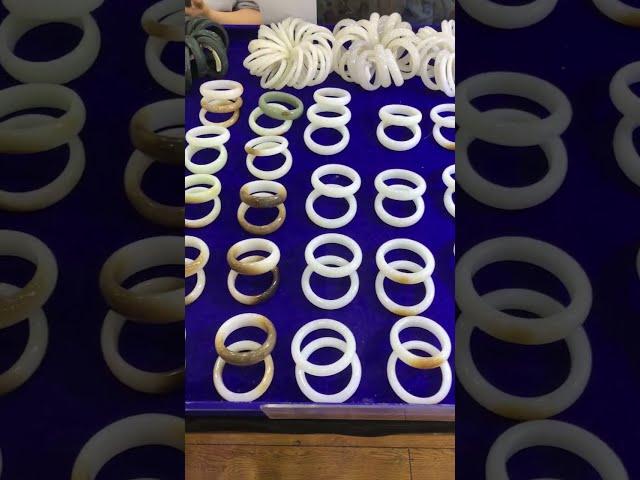 華夏和田玉   精品新疆和田玉且末糖料手鐲，古典优雅不失风尚，彰显女人知性与优雅美#珠宝#和田玉#瓷器#文玩杂项#琥珀#蜜蜡#铜器#寶石 #水晶#字畫#碧璽#青金石#紫砂#硃砂#Shorts