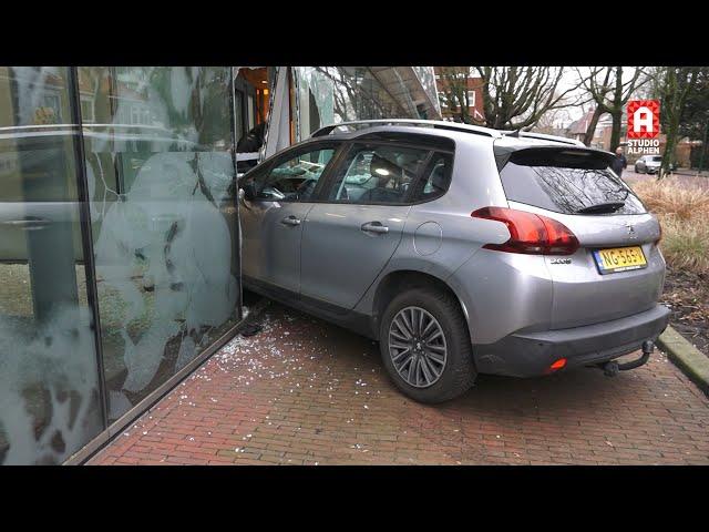 Auto rijdt door pui van gemeentehuis in Alphen aan den Rijn