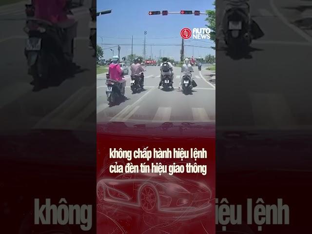 Vượt đèn đỏ, người phụ nữ xô ngã xe đang qua ngã tư
