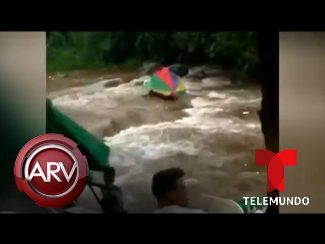 Crecida de río desata pánico entre decenas de bañistas en República Dominicana | Telemundo