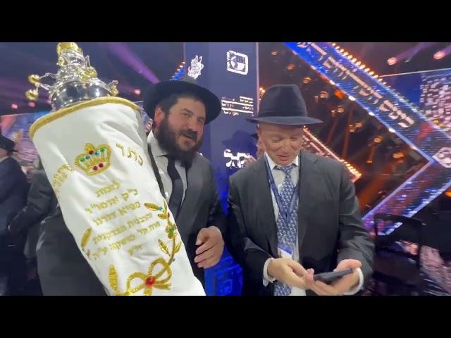 6500 Rabbis and supporters dance at Gala Shluchim Banquet