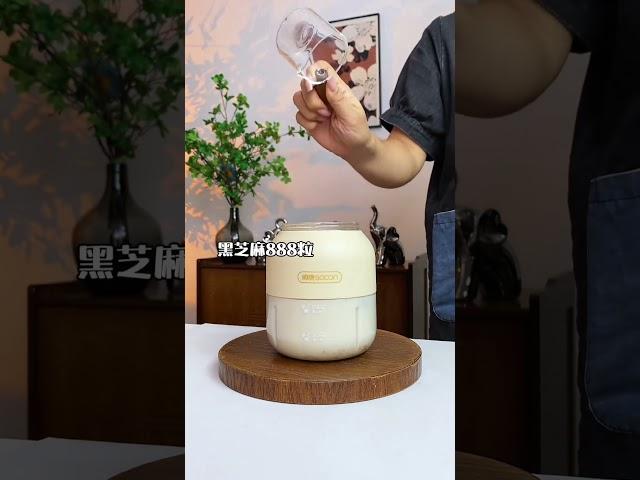 #榨汁杯 姐妹们把奶茶换成它，香蕉黑芝麻奶昔真的好喝#在家实现饮品自由 #自制饮品 #便携式榨汁杯 #榨汁桶
