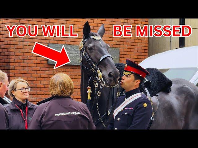 A KISS GOODBYE FROM THE HOUSEHOLD CAVALRY ️