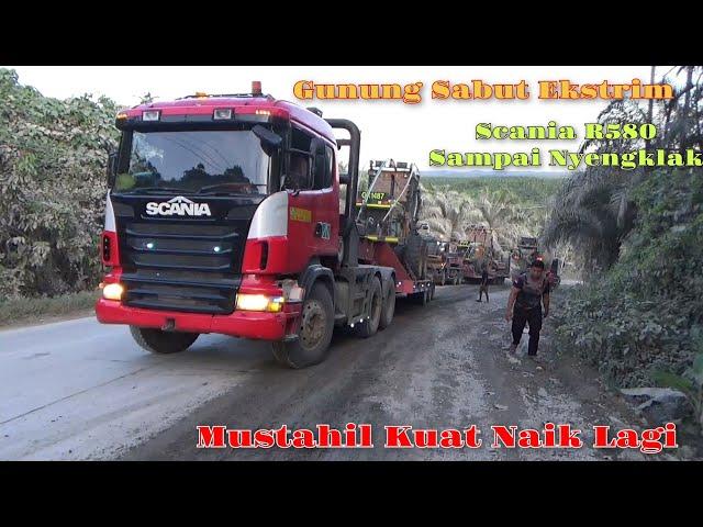 Terhalang Truk Dari Lawan Arah Saat Menanjak Truk Scania R580 Selip di Gunung Sabut