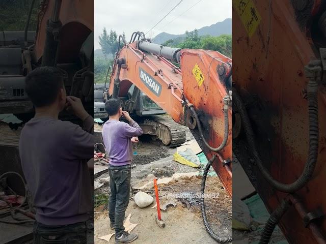 "Replacement and repair of the connecting fork for the excavator boom and arm"