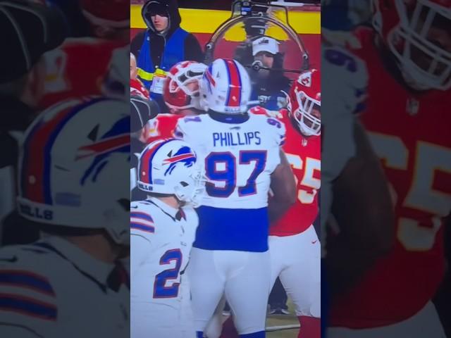 Jordan Phillips HEADBUTTS Travis Kelce, and gets penalty #buffalobills #kansascitychiefs ￼