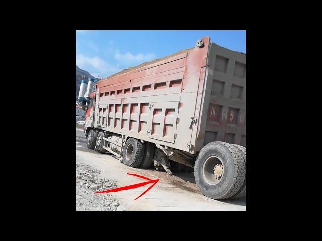 Truck fail compilation【E33】--Pure sound compilation of trucks fails,Top dangerous moments of dumpers