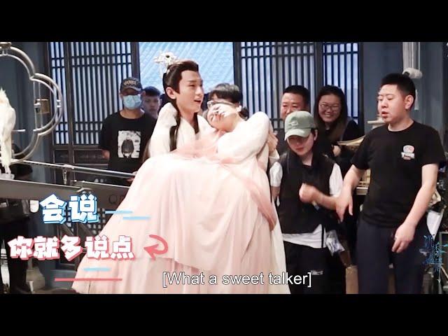 Collection of tidbits: Cheng Yi holds Yang Zi and walks like a flying! The staff are dumbfounded