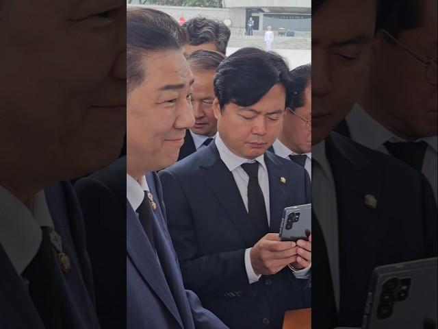 김병기 원내대표 옆에서 딱! 지키는 김현정, 백승아 대변인 #shorts #이재명 #김병기 #김현정 #백승아 #선거 #대통령 #원내대표 #당선 #현충원 # 촬영 #국회 #경호
