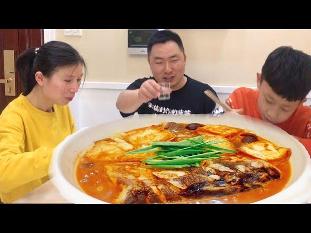 Two and a half catties of big fish head, Lao Tian prepares a famous Hangzhou dish today