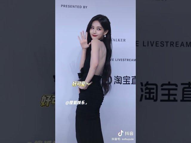 #LiYiTongIt's hard not to smile when I see her sunshiny smile  #cbiz #actress#smile#chinesegirls