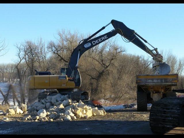 John Deere 250G | Loading 600mm into Rock Trucks