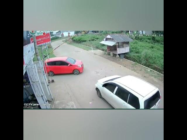 TABRAKAN MOBIL CALYA VS XENIA || KIRA-KIRA SIAPA YANG SALAH??? #shorts #avanza #calya