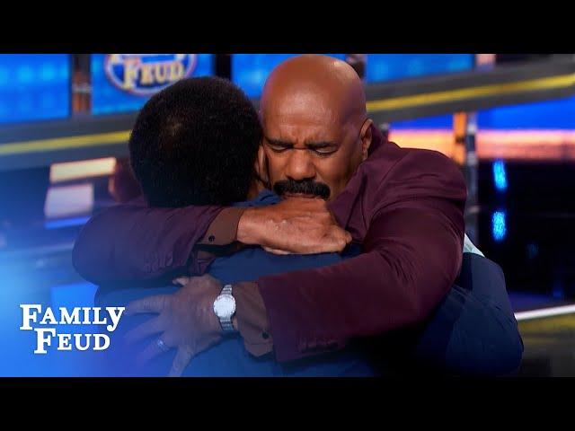 Steve Harvey stops show for very special moment. (UNCUT)