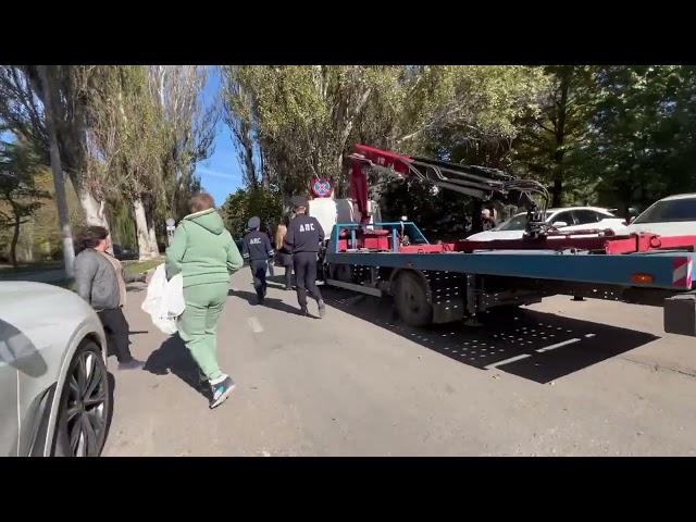 БЕСПРЕДЕЛ! Полиция  стала ХВАТАТЬ Влада руками и запихивать в машину!