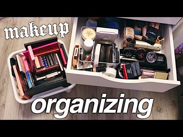 ORGANIZING MY MAKEUP DRAWERS & VANITY