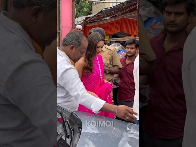 Nikita Dutta spotted at Siddhivinayak Temple!  #nikitadutta #bollywood #koimoi