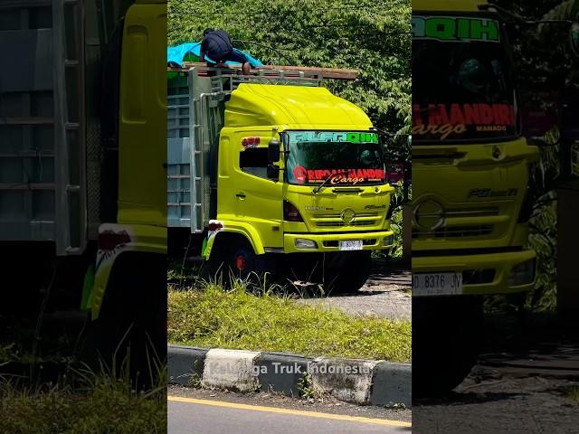 Kumpulan Mobil Truk Besar dalam tugas ke tempat lokasi  Truck トラック Xe tải รถบรรทุก