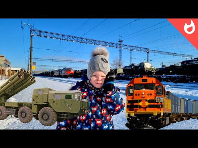 Грузовые поезда на жд мосту и военная техника на сортировочной станции