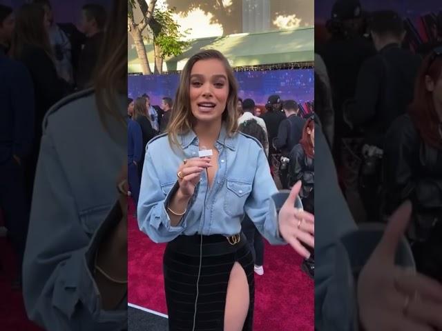 hailee steinfeld spider-verse premiere