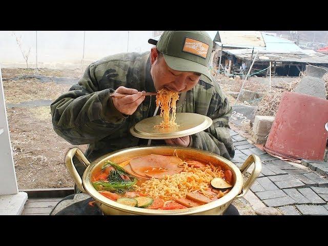 (ENG)눈오는 날 먹는 부대찌개~️ (Budae-jjigae Mukbang eating show)