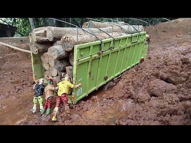 MOBIL TRUK LOGGING TERPURUK DI JALAN BERLUMPUR  versi miniatur truk rc