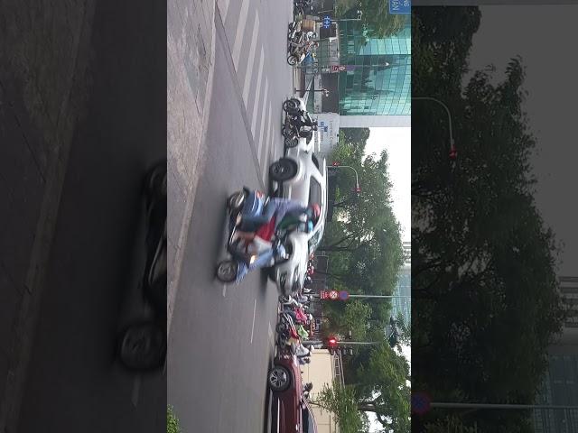 Đường Hai Bà trưng giao với Lê Duẩn Q1.