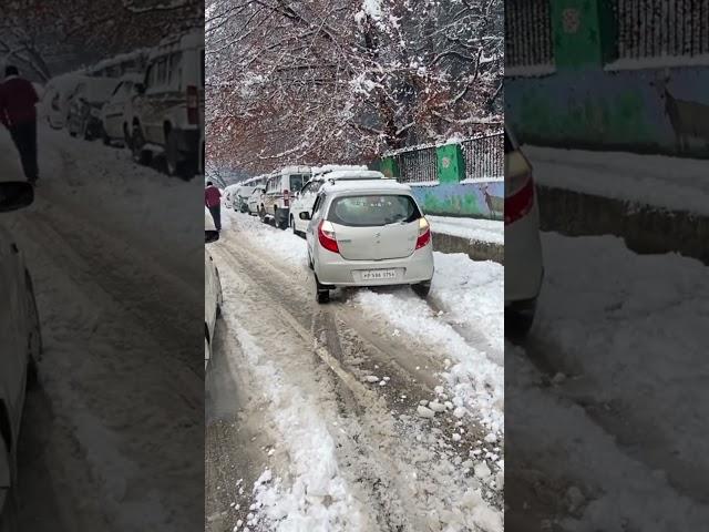 Side effects of snow in manali.     #manali #snow #accidentnews #himachal #alto #snowfall #mallroad