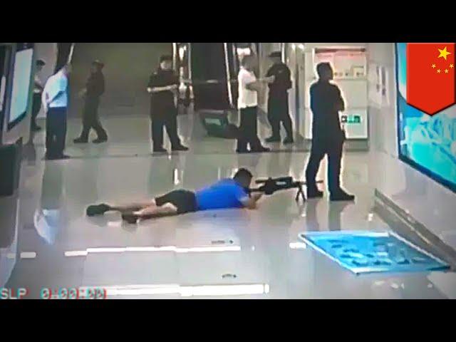 Police sniper gets captor from between colleague's legs - TomoNews