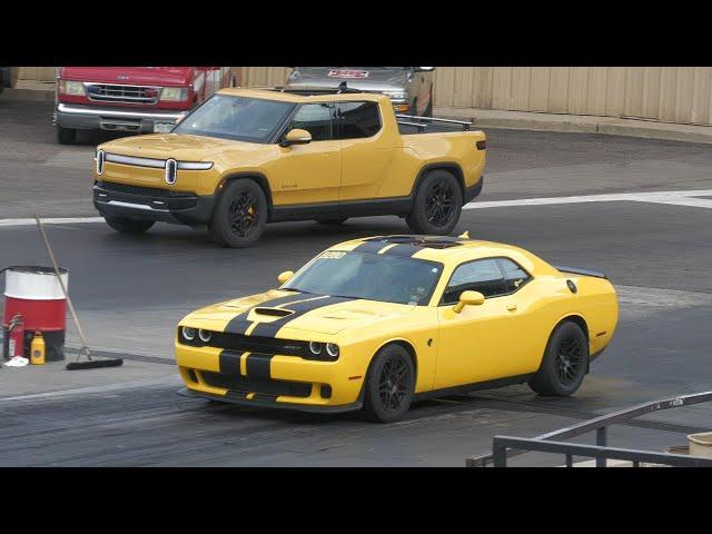 Hellcat vs all-electric pickup truck Rivian - drag racing