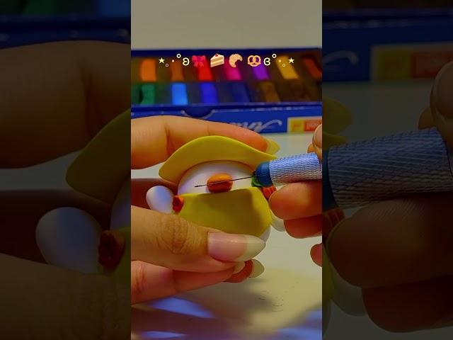 Sculpting a cute duck baker using cold porcelain clay! #airdryclay #croissant #claycraft #clayart