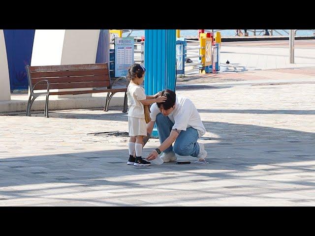 ENG) What if an adorable girl asks for help with her shoelace? What will be the reaction of people?