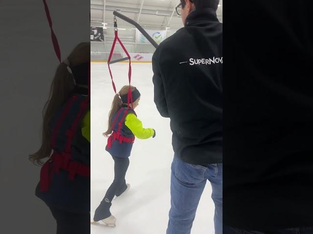 На удочке с #евгенийтараненко #сестрыкозловские #figureskating #фигурноекатание #лонжа #удочка