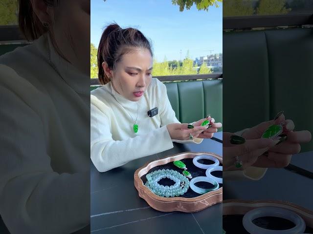 真挚的爱情！小姐姐不惜卖掉心爱的翡翠。 翡翠鉴定 高冰飘花 冰紫翡翠手镯 辣阳绿