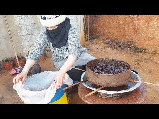 إنه عمل شاق في رمضان .كيف  نستخرج زيت الزيتون البكر مع والافطار في البرية